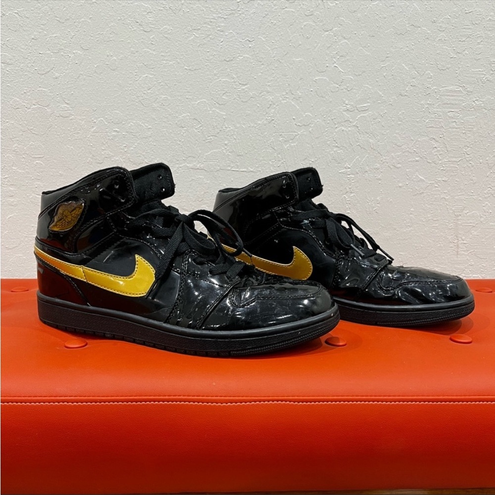 Retro Jordan 1s ‘Metallic Gold’ (08)